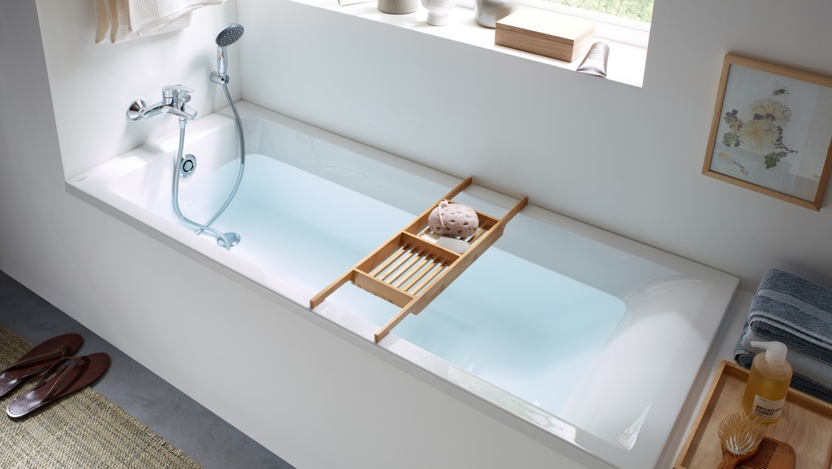 Full bathtub with Geberit PushControl BWO