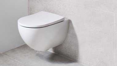 Wall-hung toiletfor uninterrupted floor cleaning