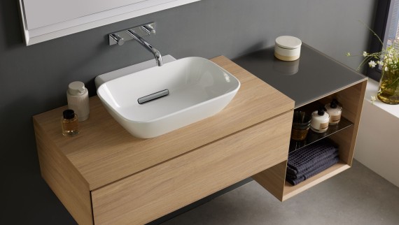 Wall-hung washbasin with cabinet in oak