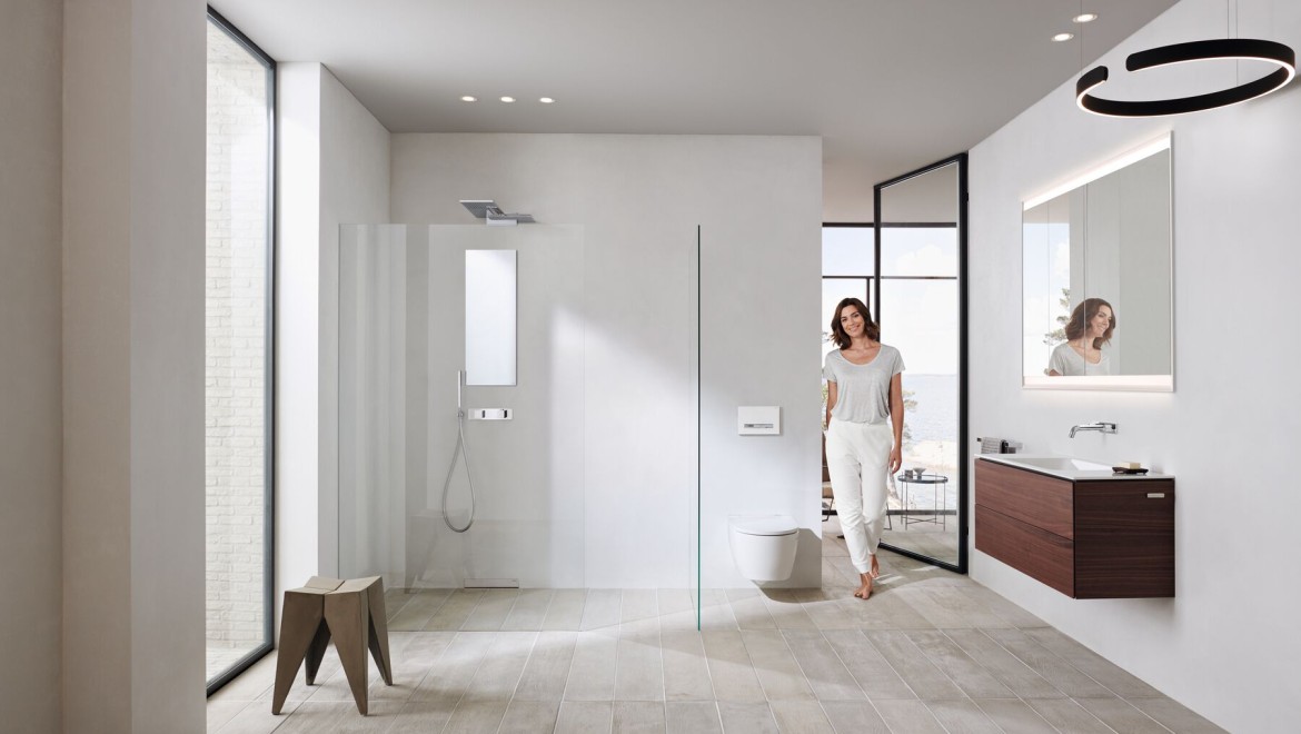 Geberit bathroom with white ceramic appliances and bathroom furniture (© Geberit)