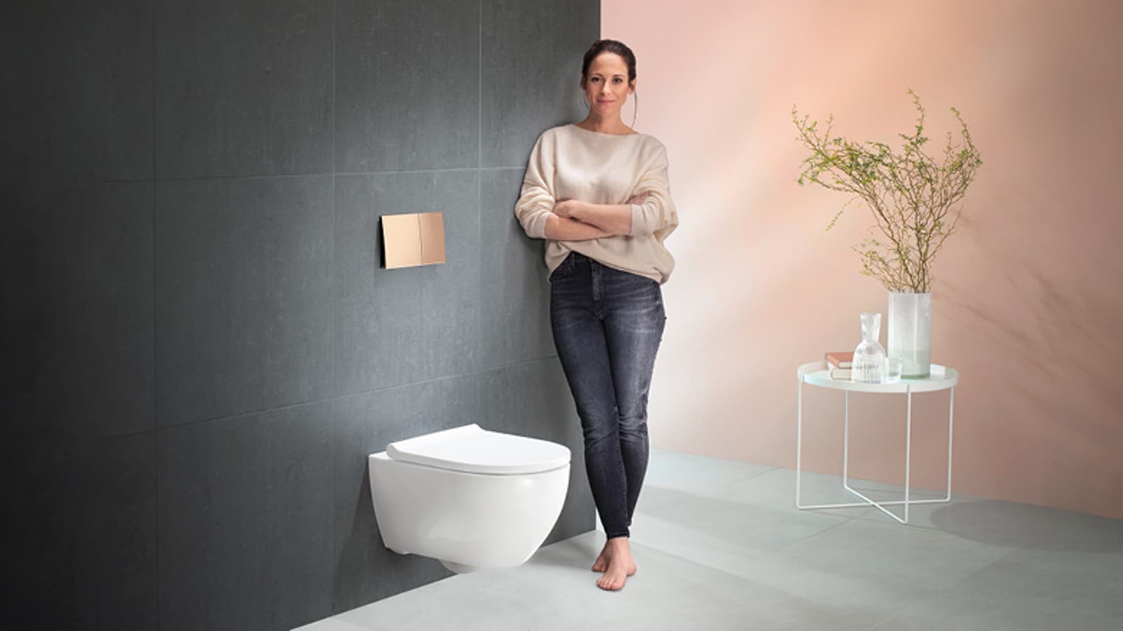 Geberit Acanto WC in the bathroom with wall in the trend color Peach Fuzz Geberit Acanto WC in the bathroom with wall in the trend color Peach Fuzz