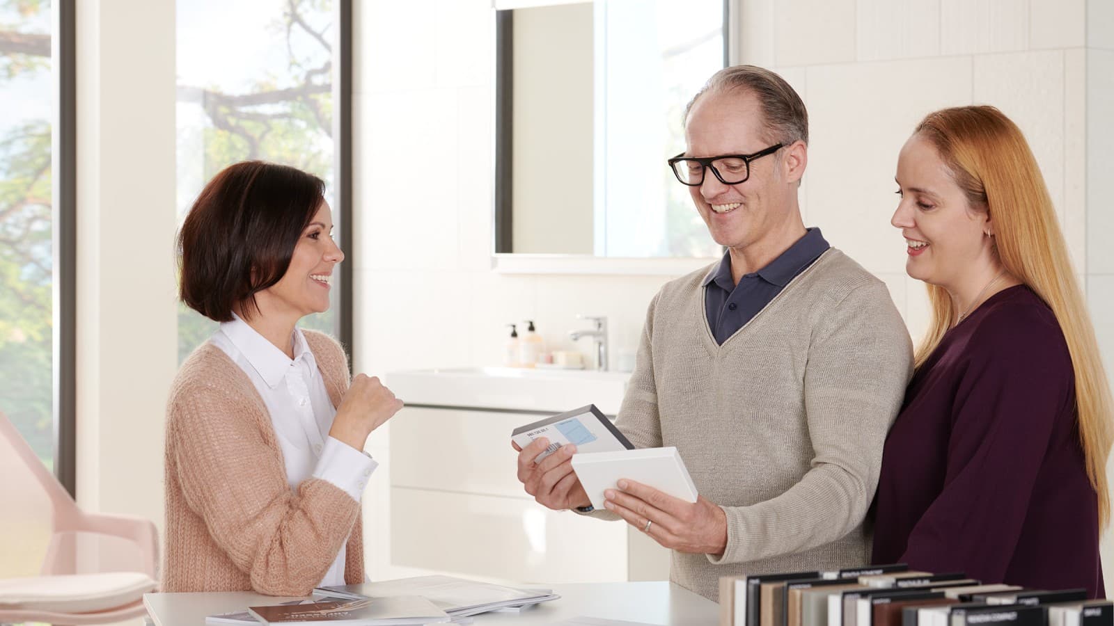 Customers in the bathroom showroom Customers in the bathroom showroom
