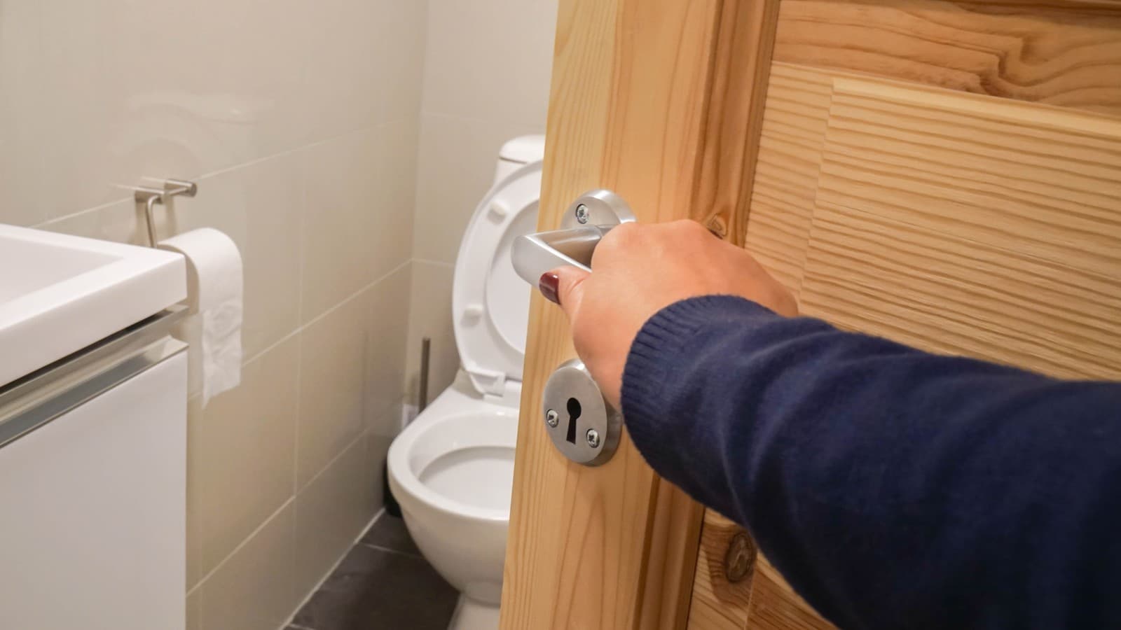 Bathroom door that opens inwards Bathroom door that opens inwards